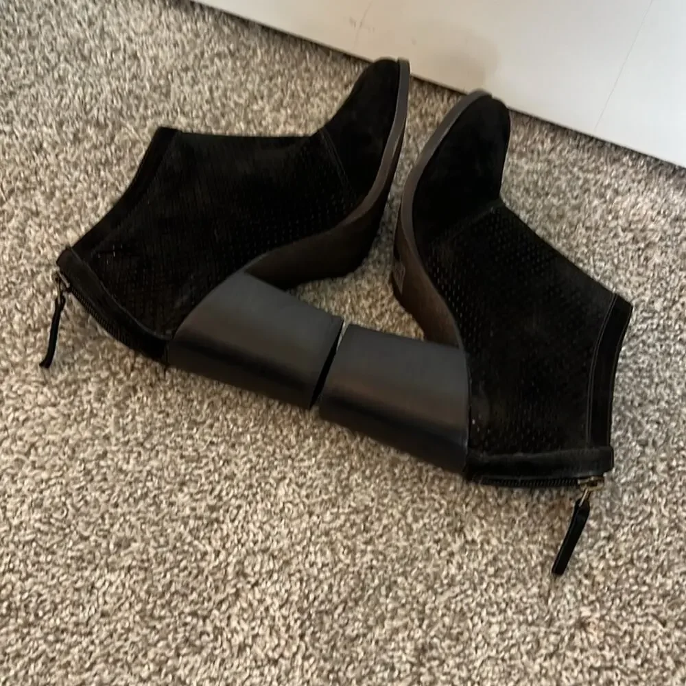CHOCOLAT BLU Black Suede Ankle Boots‎ Bootie back zipper 36 6 Nubuck Leather NEW